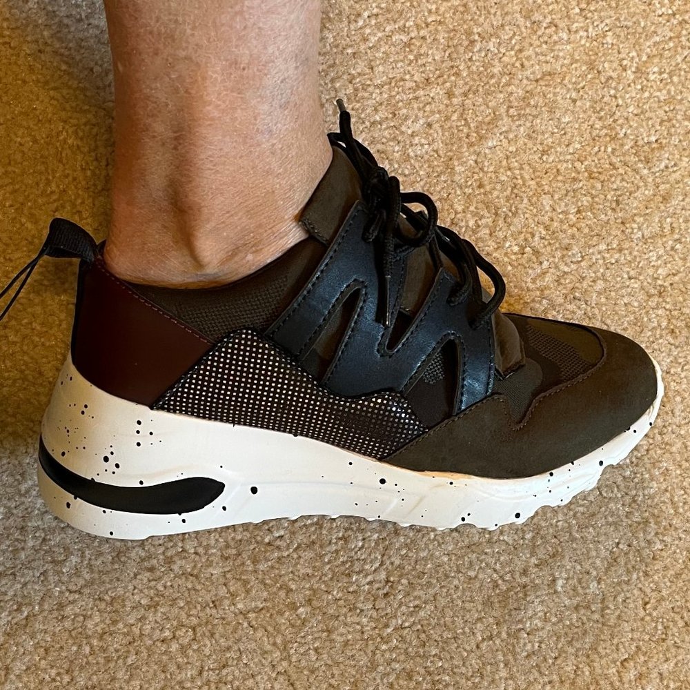 NEW Women's Cliff Low Top Sneakers Memory Foam Insole Olive, size 8.5